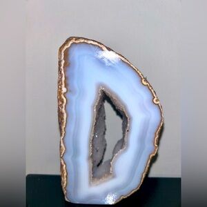 Freestanding dugway agate geode